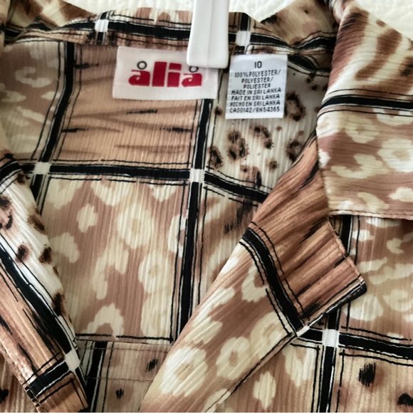 ALIA, BLOCK ANIMAL PRINT BLOUSE - Picture 8 of 9